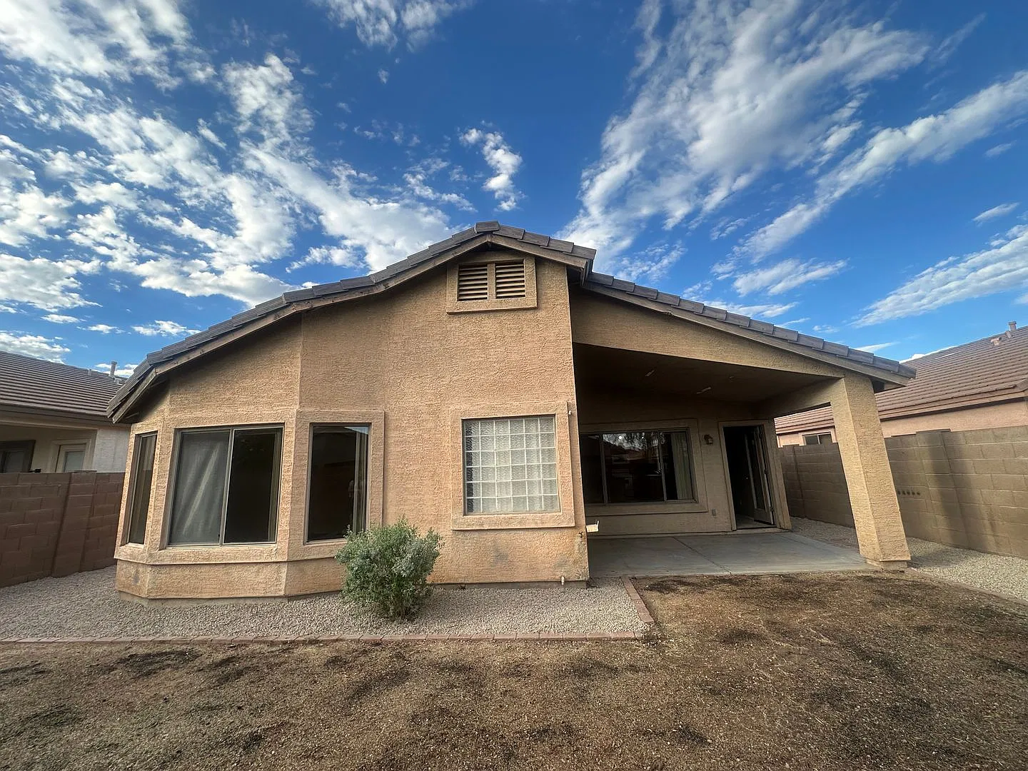 Single Level 4 Bedroom Home With 2 Car Garage Near 202 & Guadalupe — Photo 2
