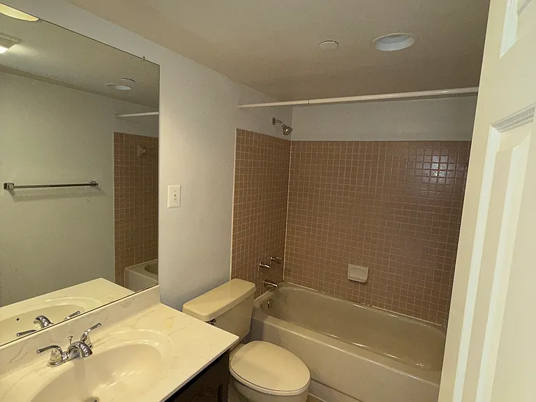 1301 N Courthouse Rd #910 — Photo 15