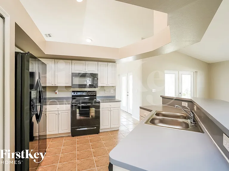 1828 SW 3rd Pl — Photo 8