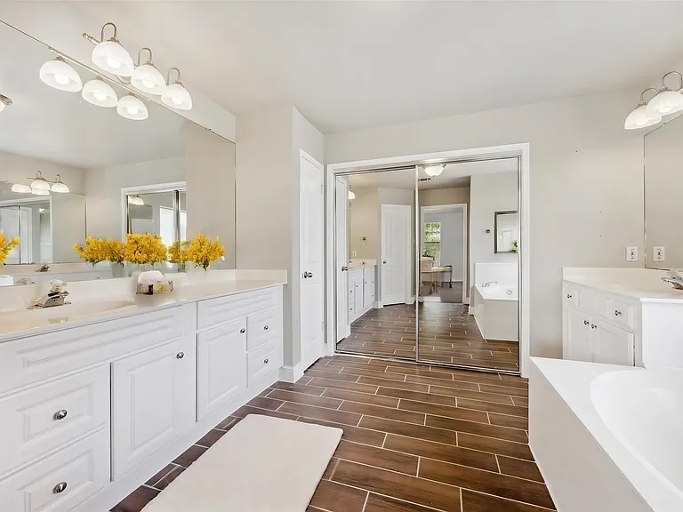 2926 Winchester Dr — Photo 6