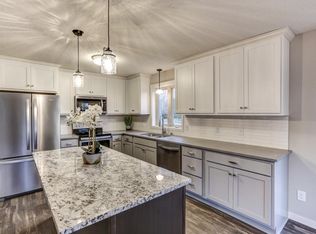 2082 Foothill Trl S, Shakopee, MN 55379