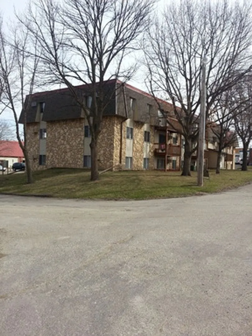 Janeville Apartments — Photo 1