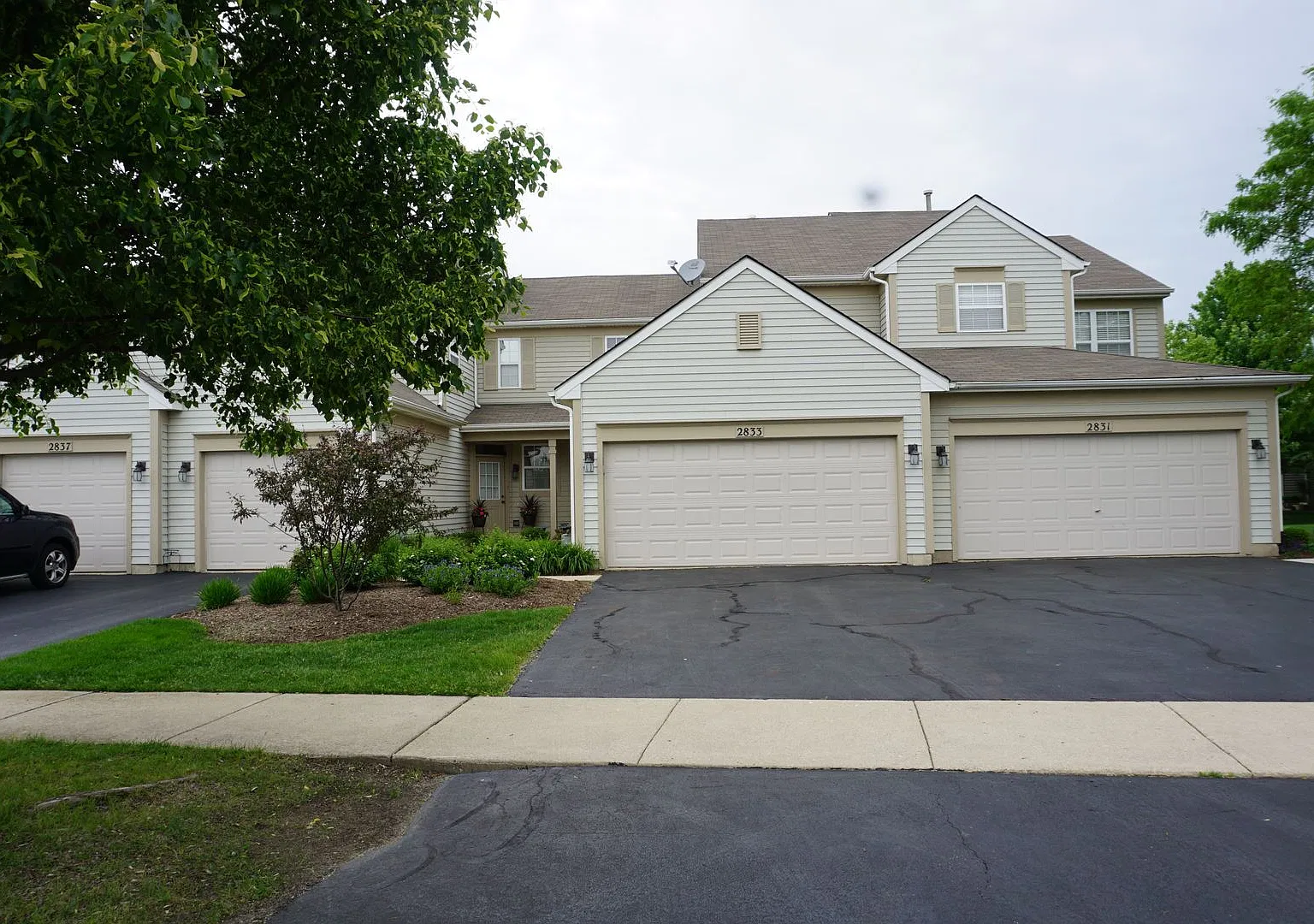 Large 3 Bedroom 2.1 Bath Townhome 2 car garage Neuqua Valley High School — Photo 2