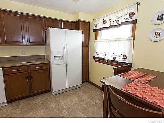 5th image of 174 McNaughton Ave