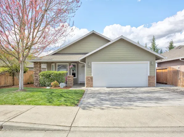 1444 SW Barney Fife Dr, Grants Pass, OR 97527