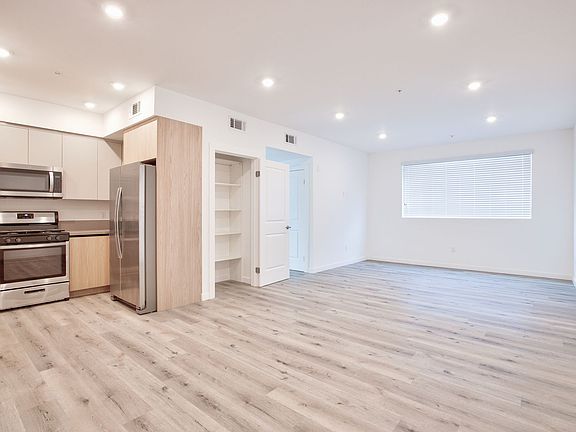 3rd image of 14748 Victory Blvd