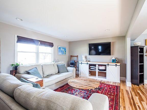 2nd image of 544 Kinsella Dr