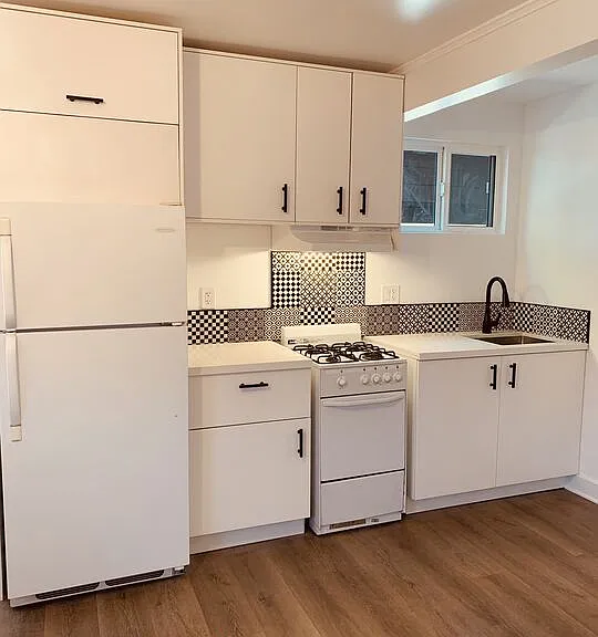 1032 S Burlington Ave #1/2 — Photo 3