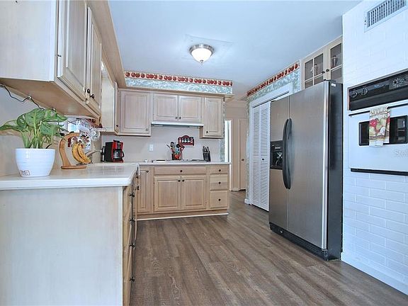 5th image of 630 72nd Ave N