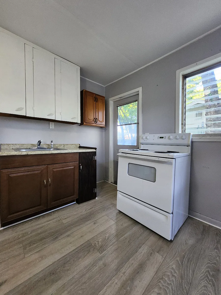 Building Photo - 302 E 121st Ave #2