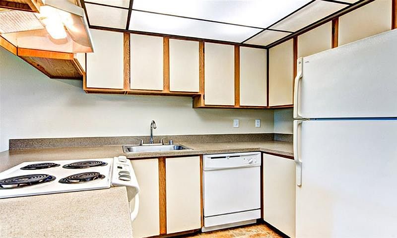 Milton Apartments - Autumn Village Apartments - Kitchen