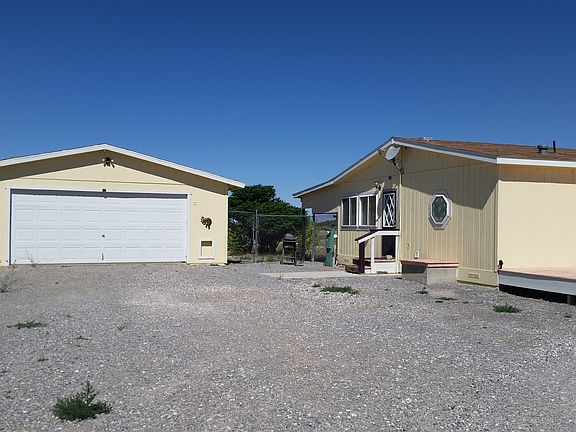 2 car garage/bbq area