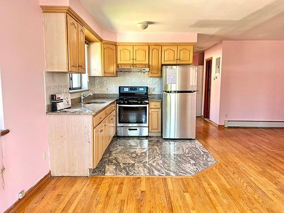 3rd image of 16514 Crocheron Ave