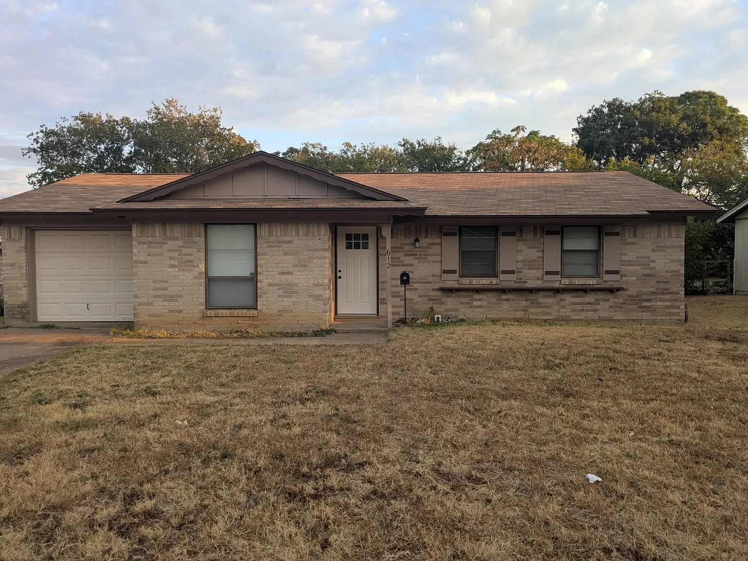 3 bed, 2.5 bath, 1140 sqft, $2,300 — Photo 1