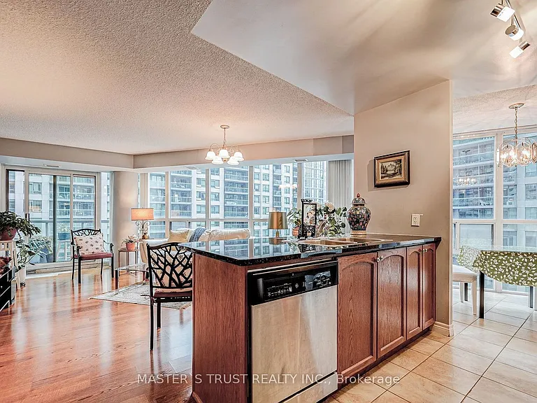 30 Grand Trunk Cres #711 — Photo 7