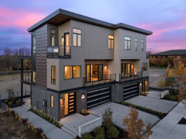211 SW Log Ct — Photo 1