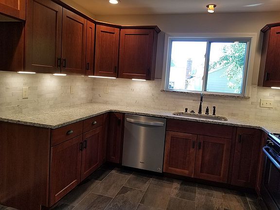 Kitchen Quartz backsplash