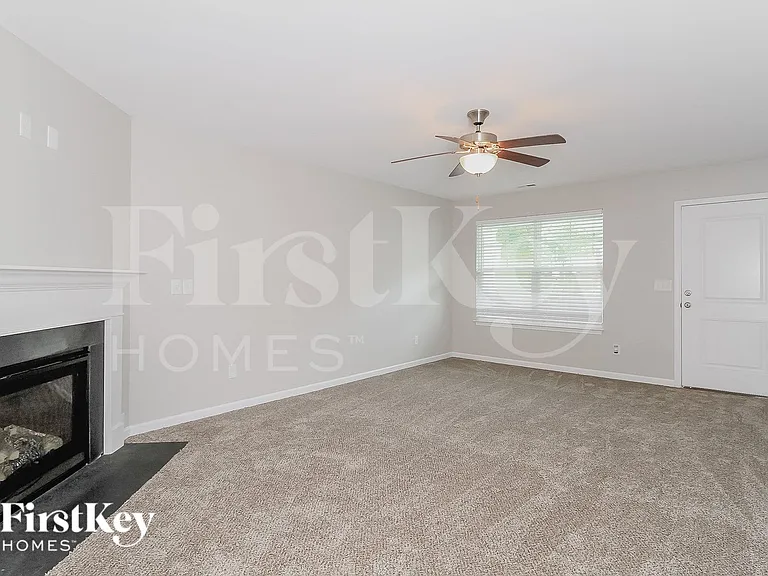 825 Winterside Ln — Photo 3