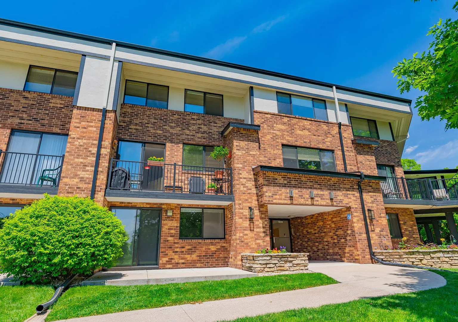 Wingra West Apartments — Photo 1