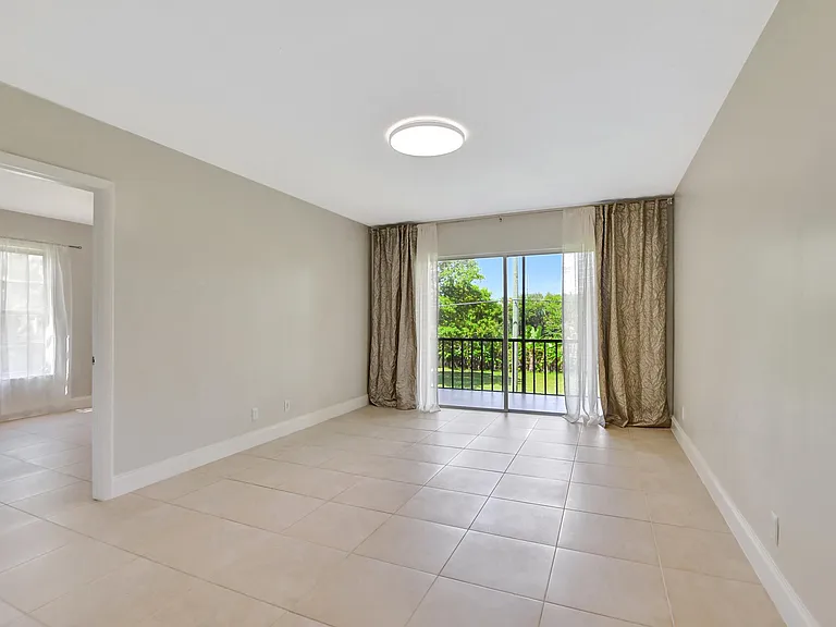 450 NW 20th St #2020 — Photo 3