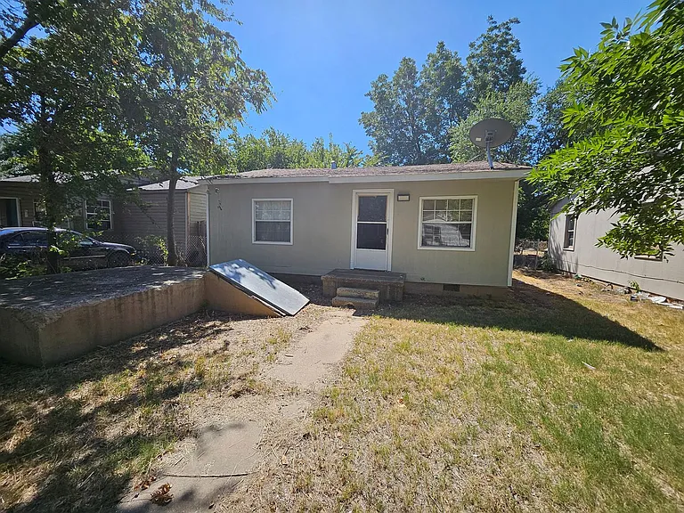 112 W Cedar Ave — Photo 1