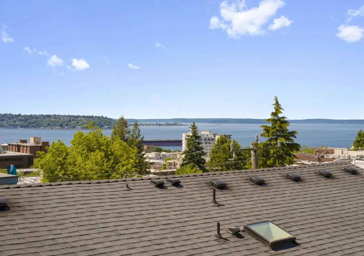 3BR 2BA Tudor Townhouse on Queen Anne Seattle View — Photo 3