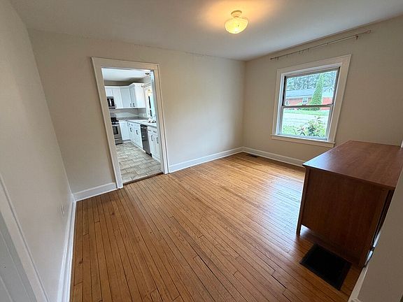 4th image of 114 Beck St