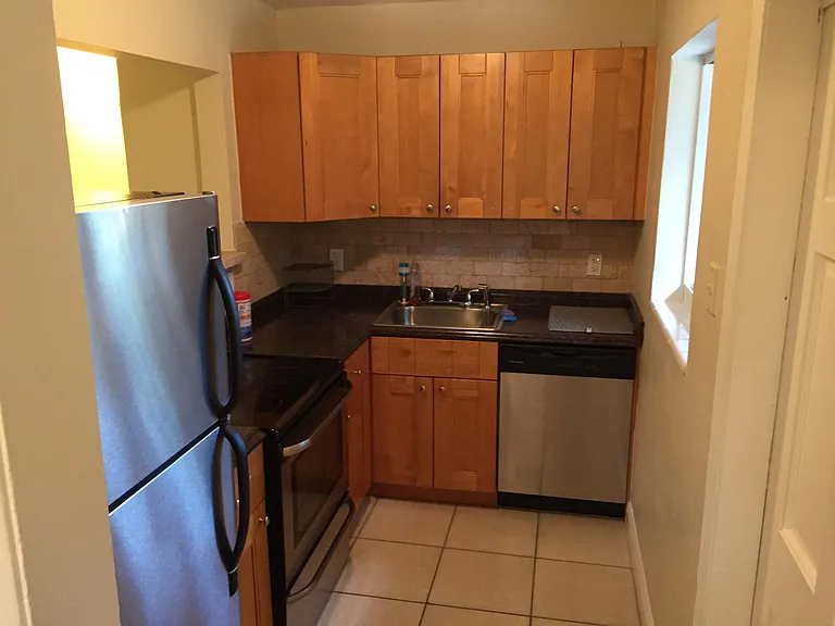 608 SW 16th St — Photo 3