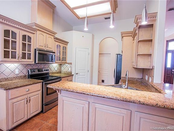 4th image of 2531 Leslie St