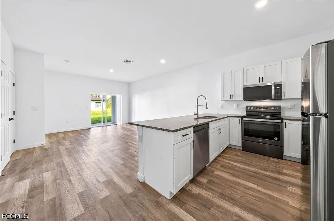 3 bed, 2.0 bath, 1185 sqft, $1,700 — Photo 3