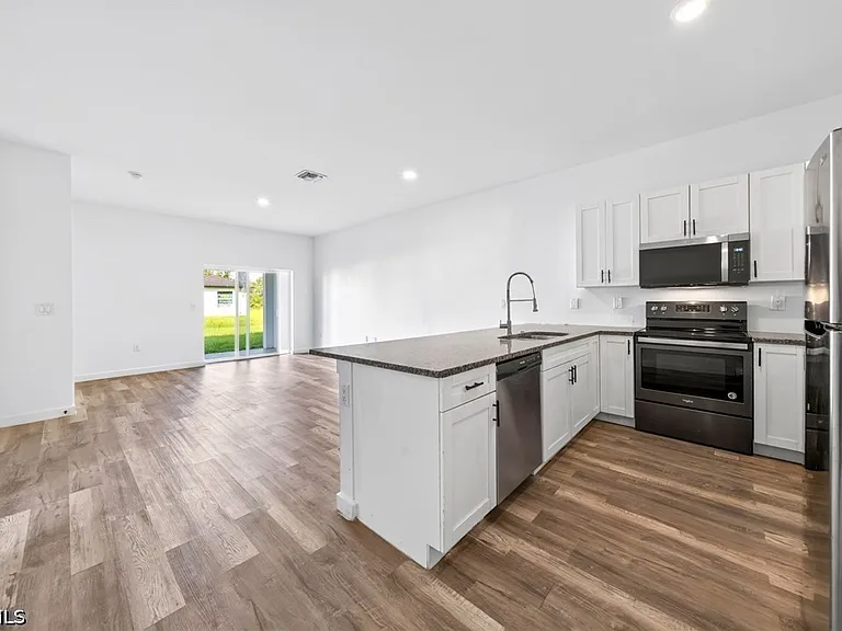 1530 Gilbert Ave S — Photo 3