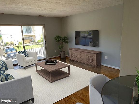 Living room (staged)