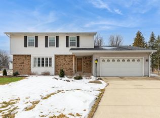 8 Hillcrest Ct, Park View, IA 52748