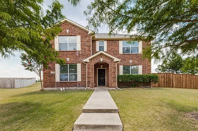 3 bed, 2304 sqft, $2,100 — Photo 1