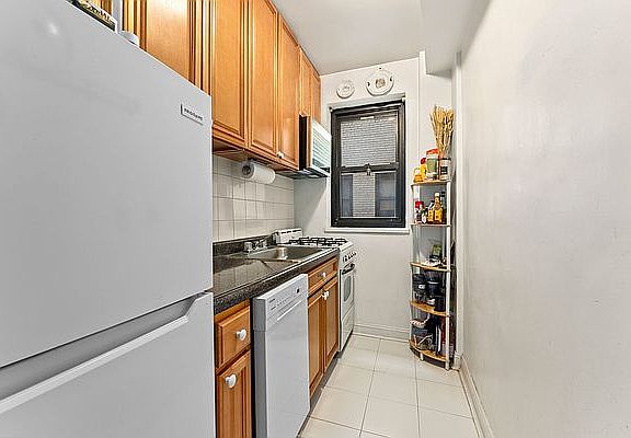 4th image of 155 W 71st St APT 3B