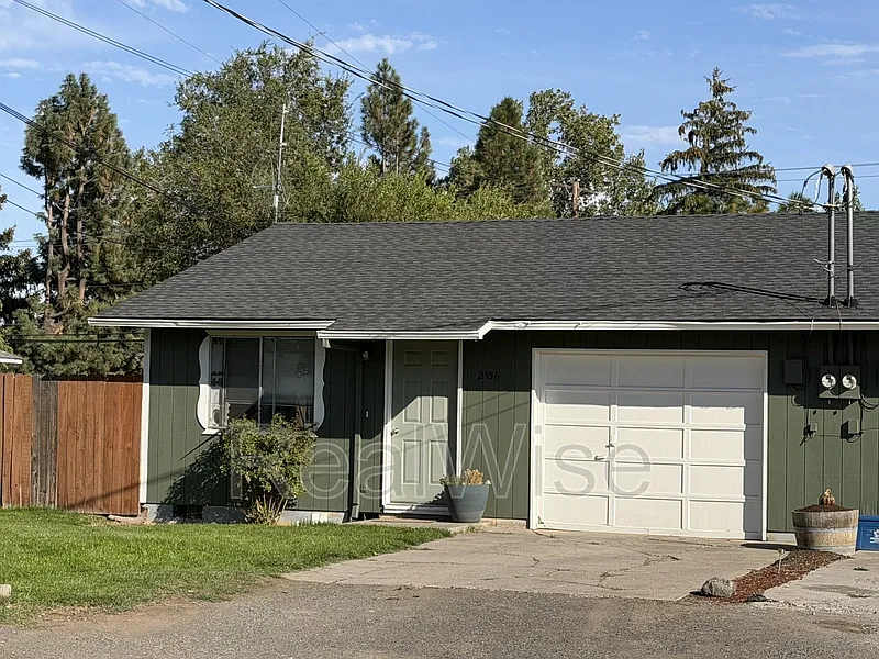 2 bed, 1.0 bath, 967 sqft, $1,650 — Photo 2