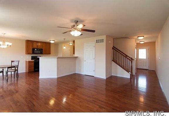 2nd image of 818 Foxgrove Dr