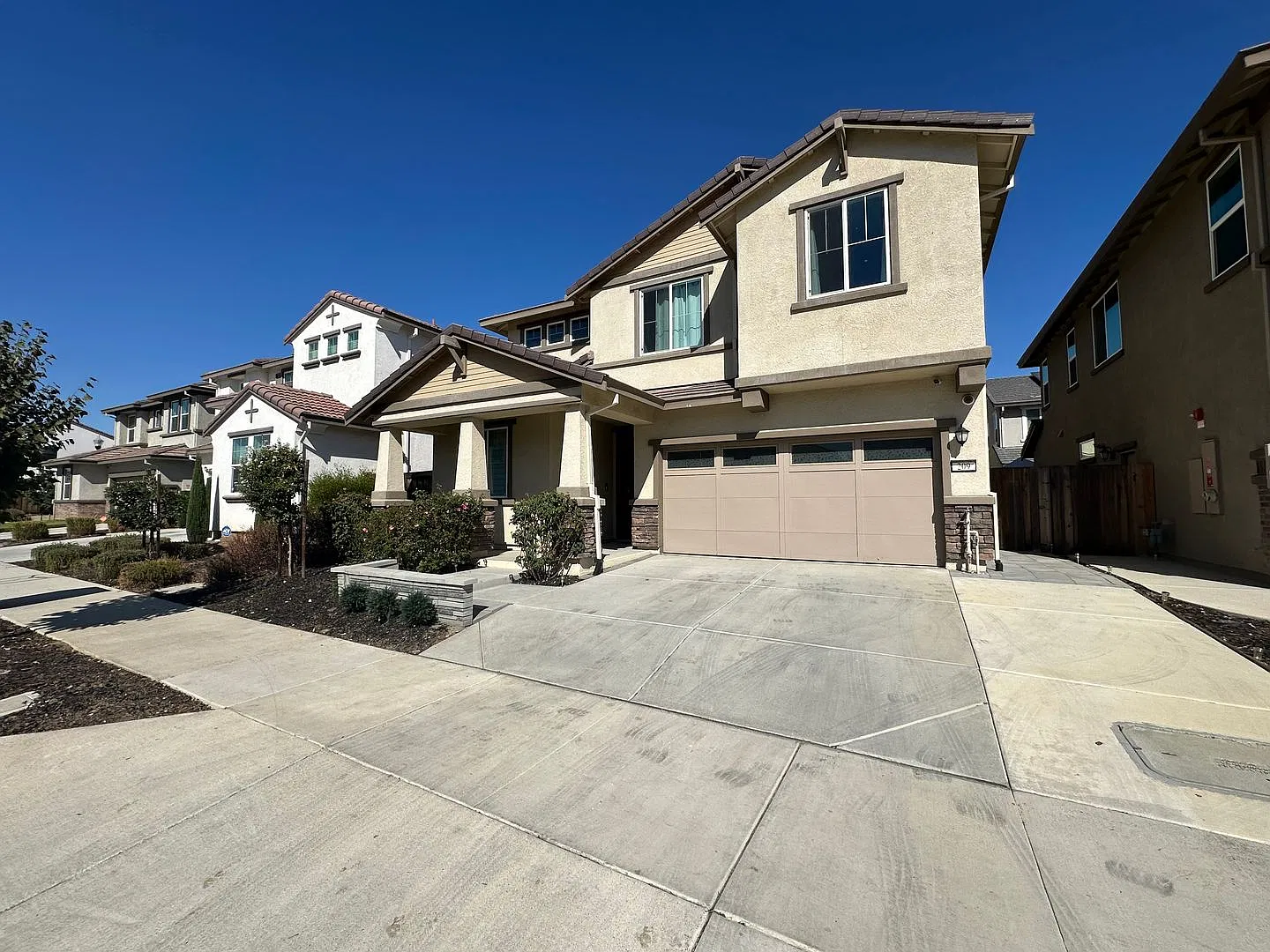 Gorgeous 4 Bedroom, 3 Bath + Office & SOLAR!! — Photo 2