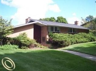 26912 York Rd, Huntington Woods, MI 48070