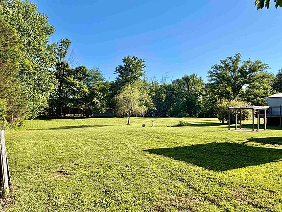 3rd image of 805 Park Dr