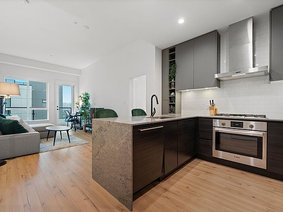 3rd image of 3131 Murray St #621