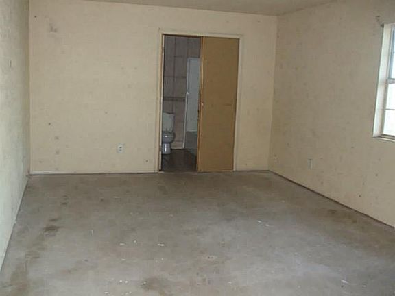 4th image of 15441 Carls Ave