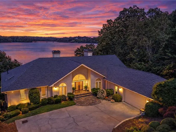 2917 Pointe Dr, Gainesville, GA 30506