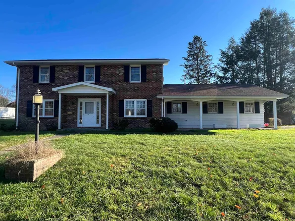 1126 Ridgewood Rd, Fairmont, WV 26554