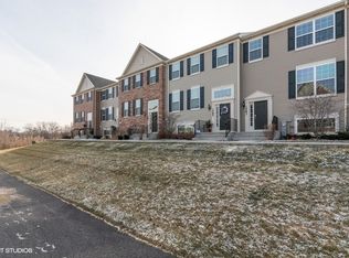 1583 Deer Pointe Dr, South Elgin, IL 60177