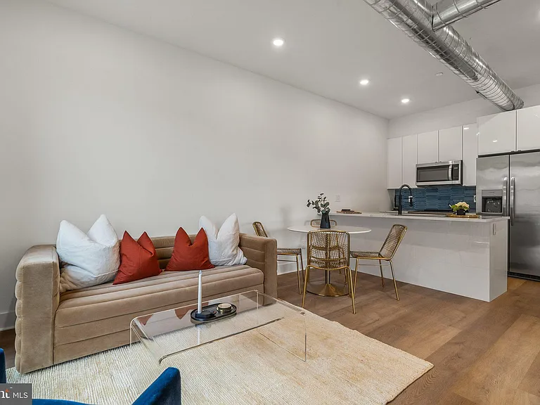 416 W Girard Ave #2 — Photo 1