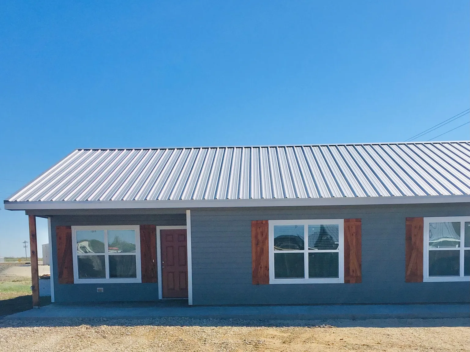 704 Dave Ln — Photo 1