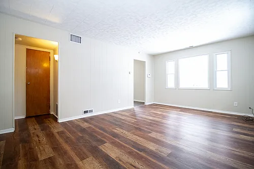Darling 2BR Home with Everything On One Floor! Gorgeous Hardwoods, Updated Kitchen and Bath, Priv... — Photo 4