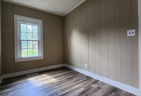5th image of 2101 E Myrtle Ave