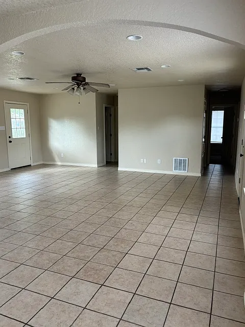 3 bed, 1320 sqft, $1,400 — Photo 2